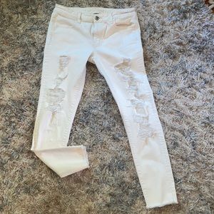NWOT whit/cream distressed jeans